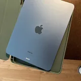 iPad Air 5 Wi-Fi 64 GB with case 2