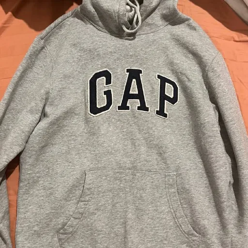 ნაცრისფერი GAP-ის ჰუდი