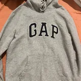 ნაცრისფერი GAP-ის ჰუდი 1