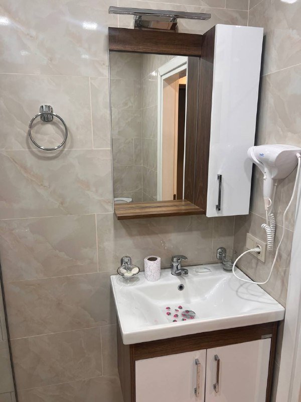 Кровати с тумбочками, микроволновка, телевизор, шкафы, комплект для ванной, керамический стол и стулья 7