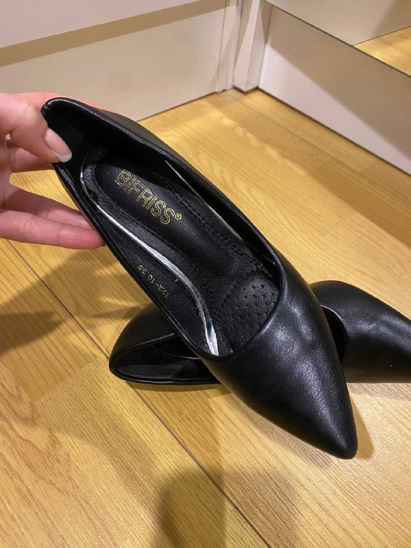 Женские черные туфли на каблуке, куртка демисезонная лаковая 6