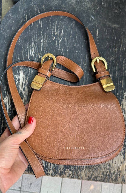 Сумка из натуральной кожи Coccinelle карамельного цвета