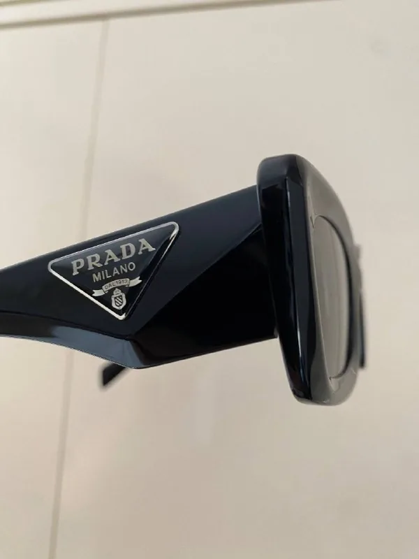 Солнцезащитные очки Prada