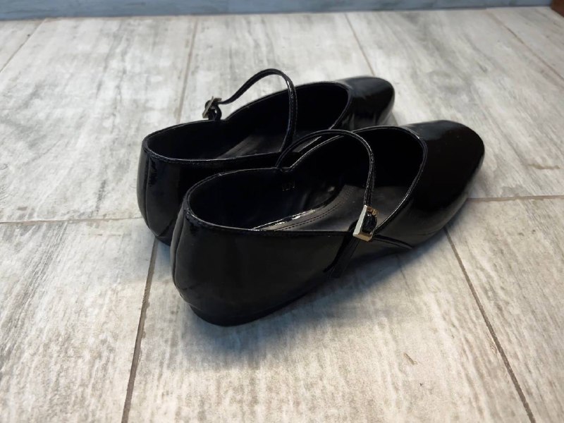 Кожаные лоферы, лаковые балетки, ботинки Timberland и Zara, белое платье, двубортный костюм 4