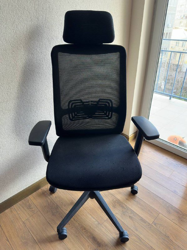Офисное кресло с подлокотниками и подушкой