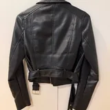 Женская кожаная куртка Pull and Bear 2