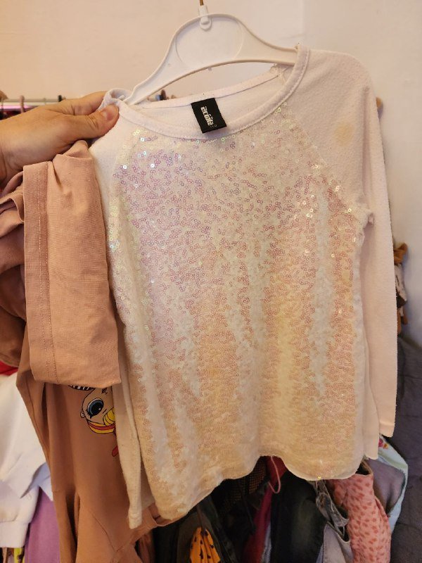 Много хорошей одежды на бесплатной вешалке 4