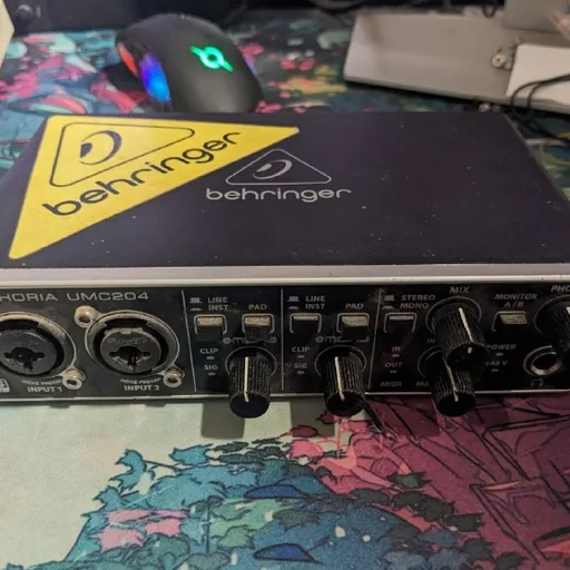 Behringer U-Phoria UMC204 аудиоинтерфейс