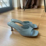 Женские босоножки-шлепки на каблуке 2