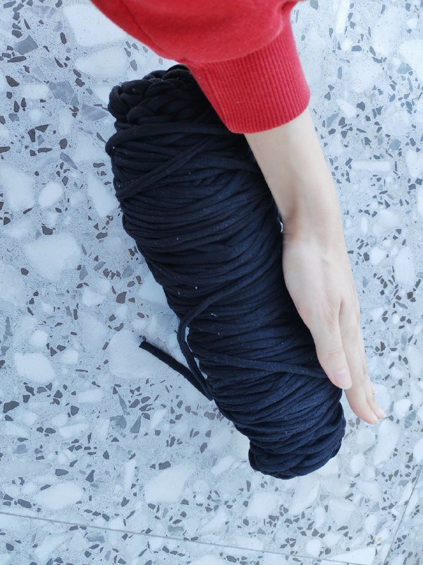 Большой моток ниток, лента, иголки, бисер