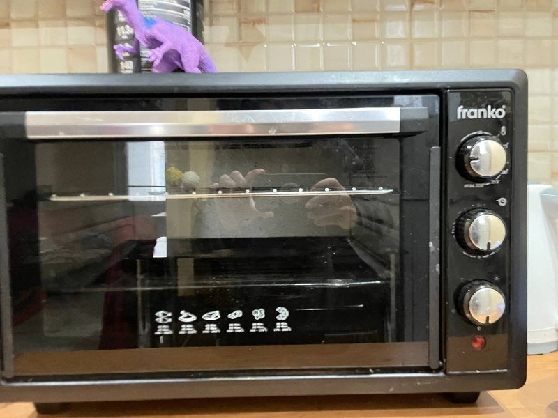 электрическая духовка с противнями