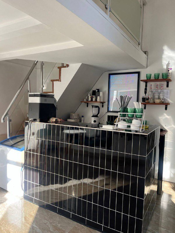 Барная стойка, морозильник, холодильник