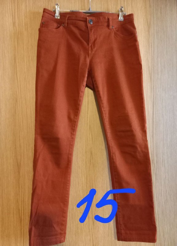 Красные штаны, коричневые штаны, джинсовая куртка, розовые сланцы 2