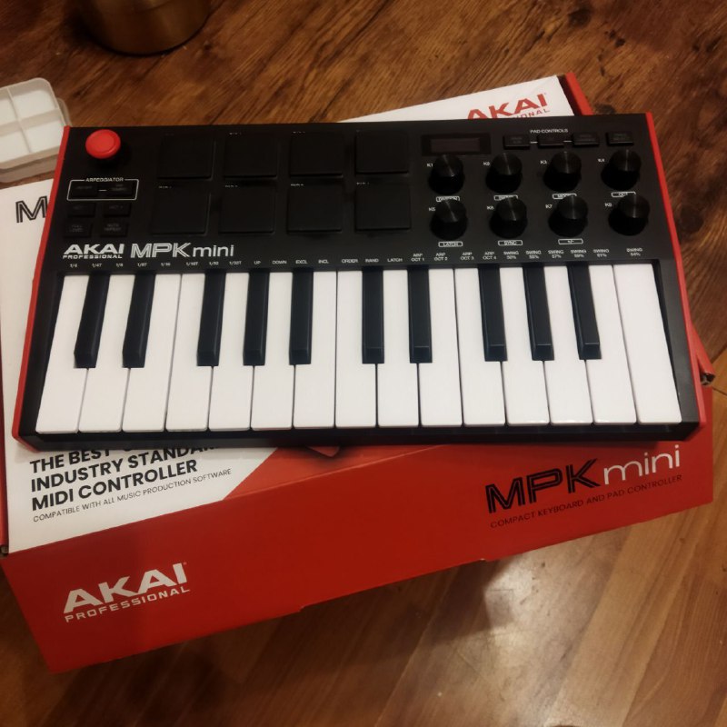 Контроллер Akai MPK mini