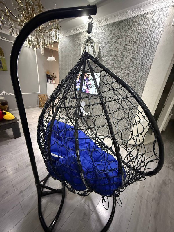 Черное подвесное кресло-качели с синей подушкой 2