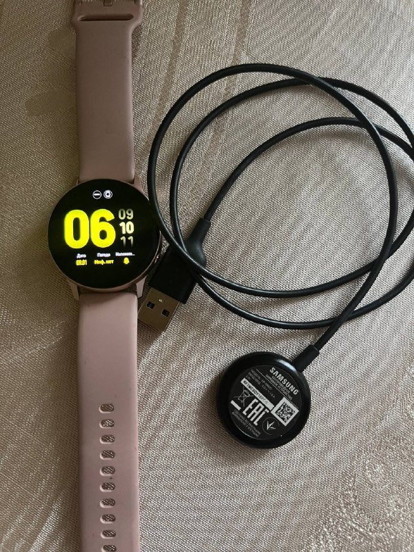 Смарт-часы Samsung с зарядным устройством