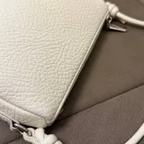 Платок Louis Vuitton, сумка через плечо, серый кардиган 5