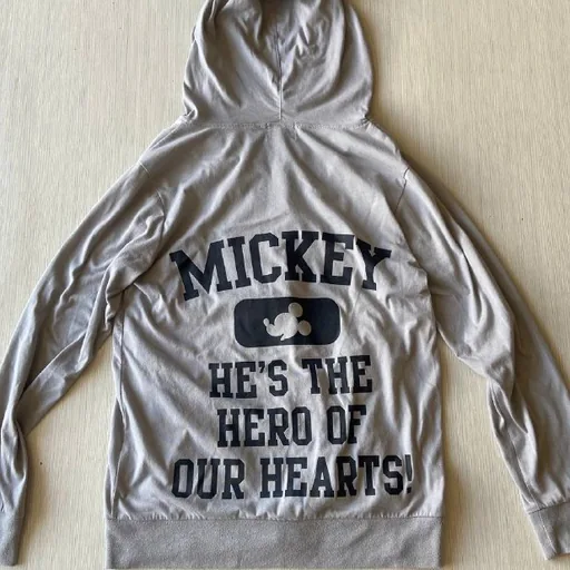 Зипка Mickey Mouse, кофта Levi’s, шарф Marc Jacobs, худи Polo, штаны спортивные, худи