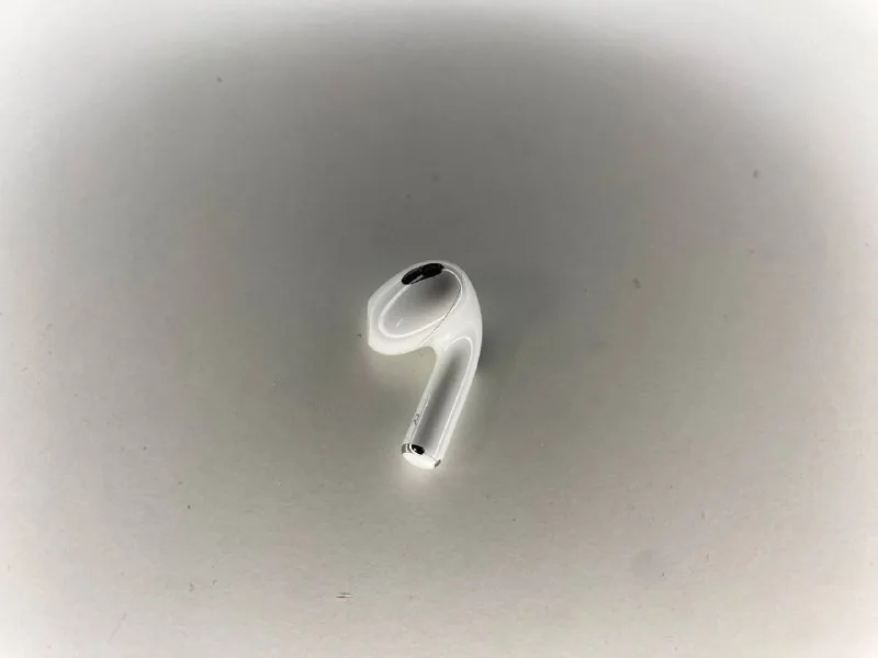 Apple AirPods 3, левый наушник, правый наушник, зарядный кейс 1