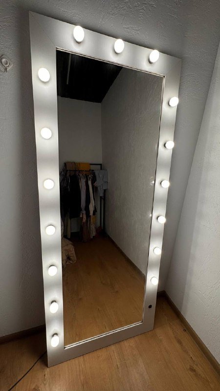 Стильное напольное зеркало с подсветкой