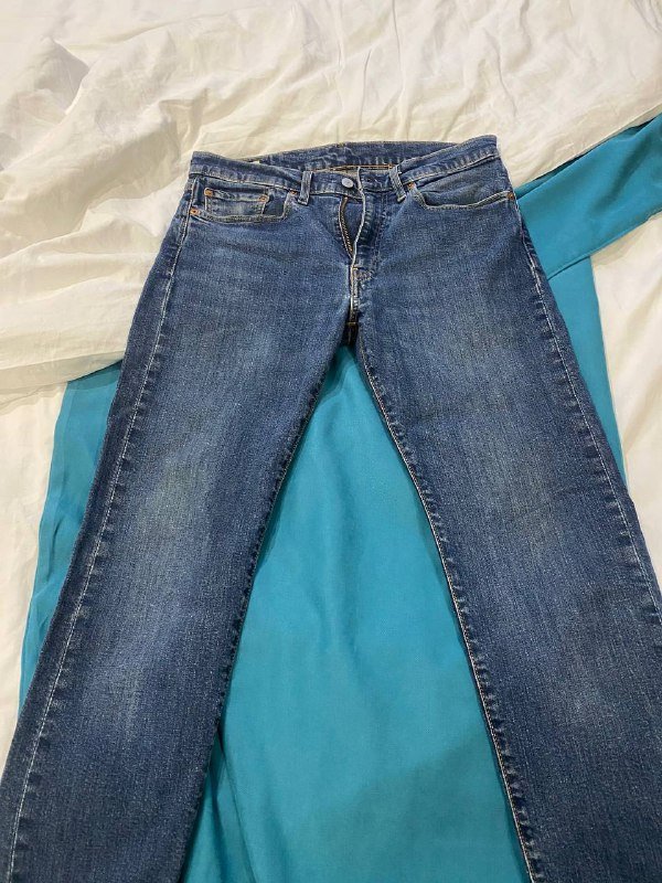 Парфюмы, джинсы Levi’s, куртки Adidas и Bershka, обувь Adidas Samba и Veja, часы Swatch 2