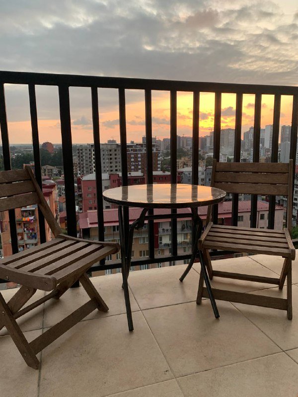 Складной стол и два деревянных стула для балкона или сада 2