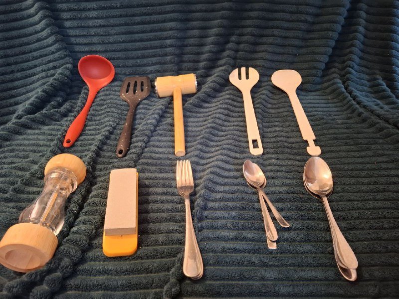 Чашки, стаканы, кружки, доски, терка, сахарница, контейнеры, стойка для сушки, тарелки, блинница, столовые приборы и кухонные принадлежности 7