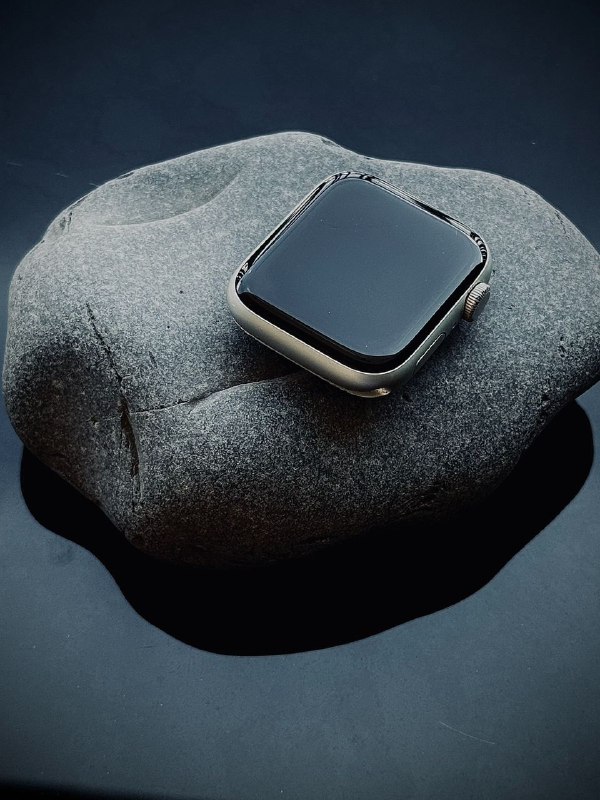 Apple Watch SE 44мм, новый ремешок, зарядный провод 2