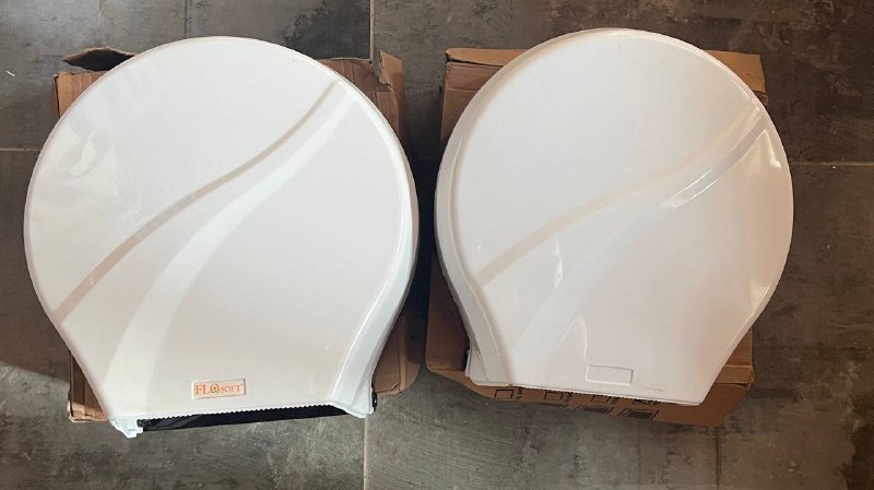 Унитаз с раковиной, диспенсеры для бумаги пластиковые и нержавейка 2