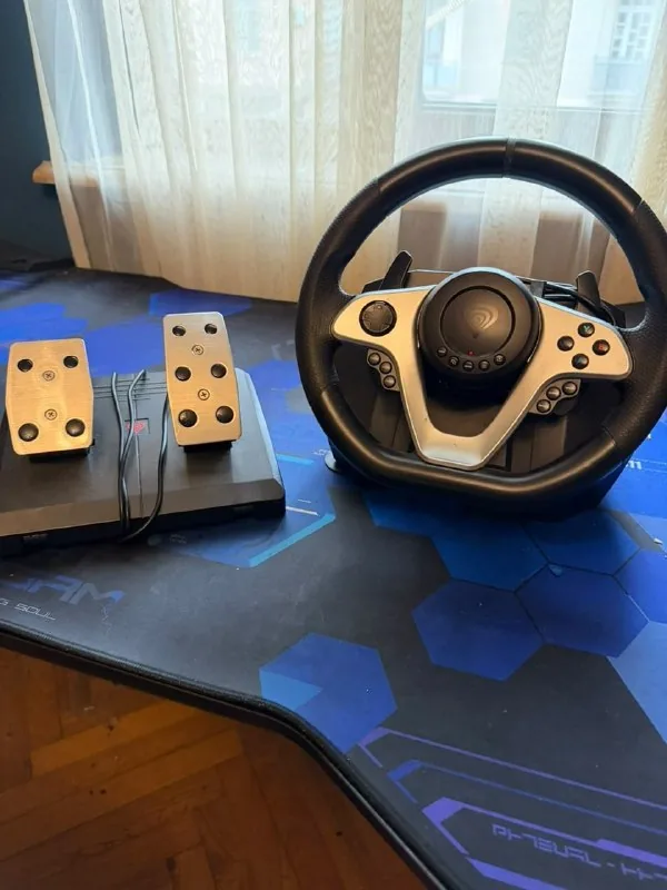 Gaming steering wheel with pedals