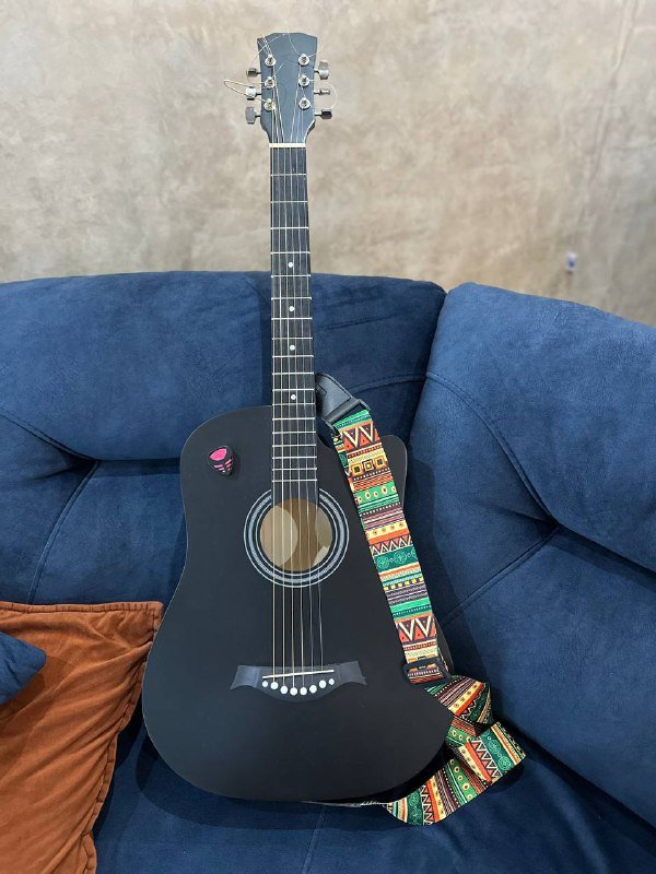 Акустическая гитара с чехлом, ремнем, медиатором