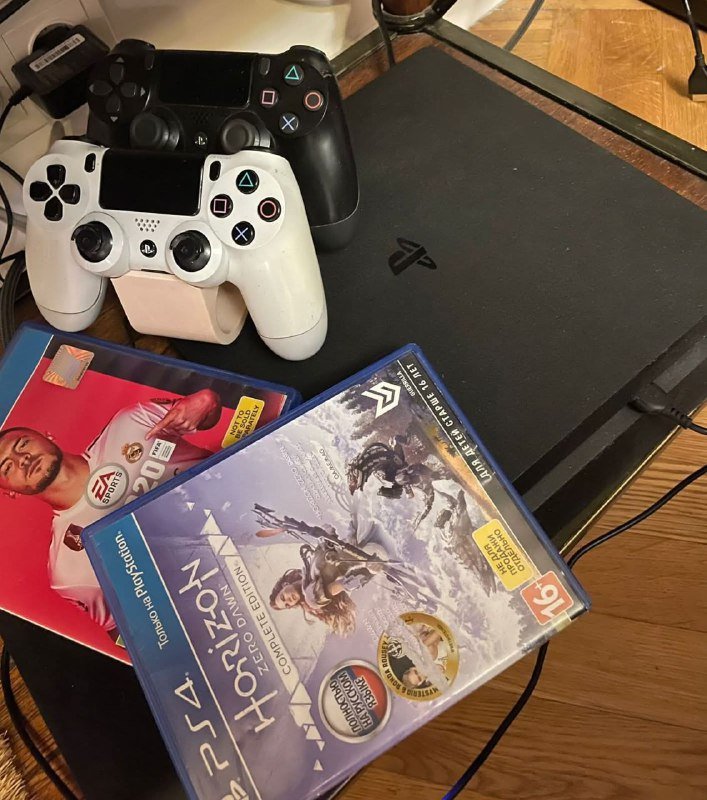 PlayStation 4 Slim 1TB, два контроллера, игры