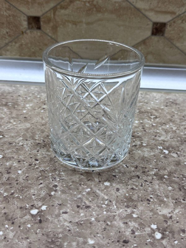 Белые тарелки, чёрные миски, синие тарелки, тарелка с узором, прозрачные и янтарные стаканы 6