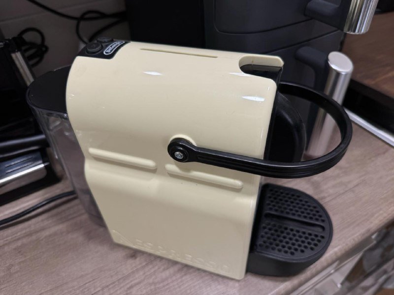 Офисное кресло, стол, лампа IKEA, стулья, кофемашина Nespresso, ботинки Salomon, фильтр Xiaomi, столик, аэрогриль 6