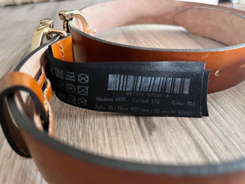 Кожаный тоут Michael Kors, рубашка Calvin Klein, спрей L'Oreal, стретч наколенники, беговые кроссовки Asics 6