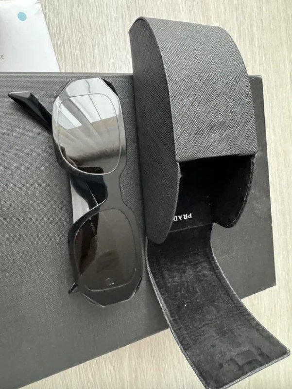 Солнцезащитные очки Prada