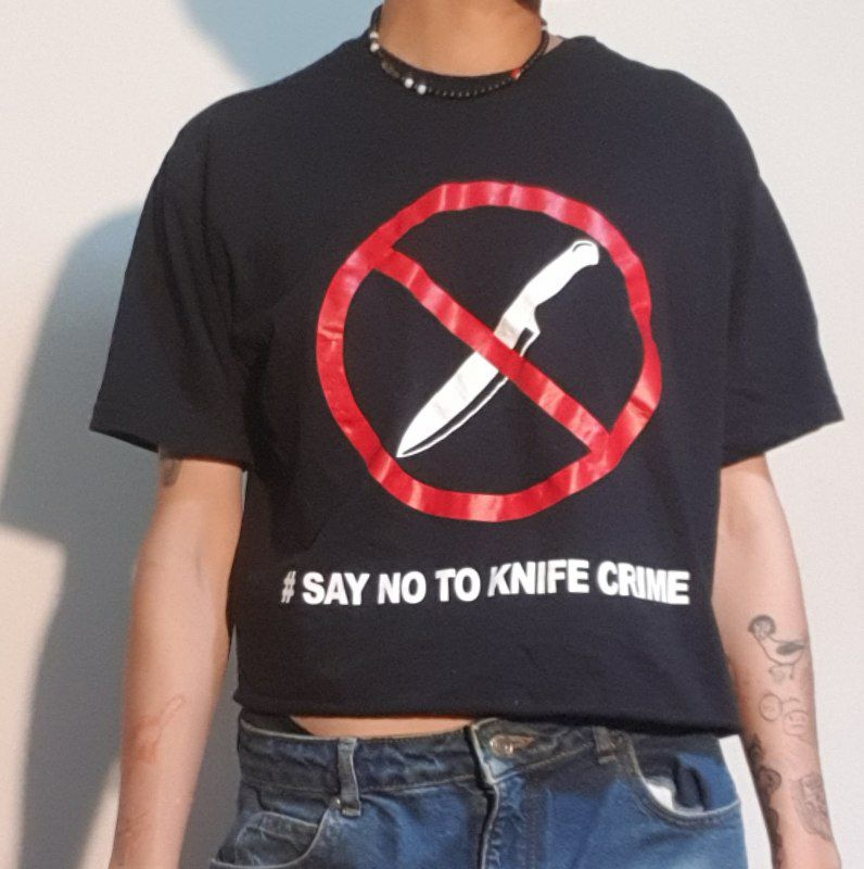 чёрная футболка say no to knife crime обрезанная