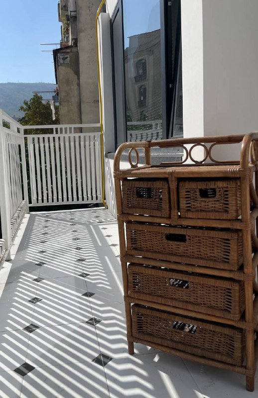 Винтажная тумбочка из ротанга 3