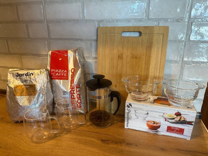 Кофейные кружки, тарелки, френч-пресс, разделочная доска, кофе