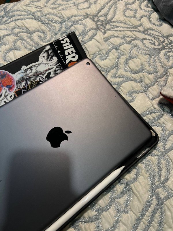 iPad, Apple Pencil, iPhone 13 Pro Max 3