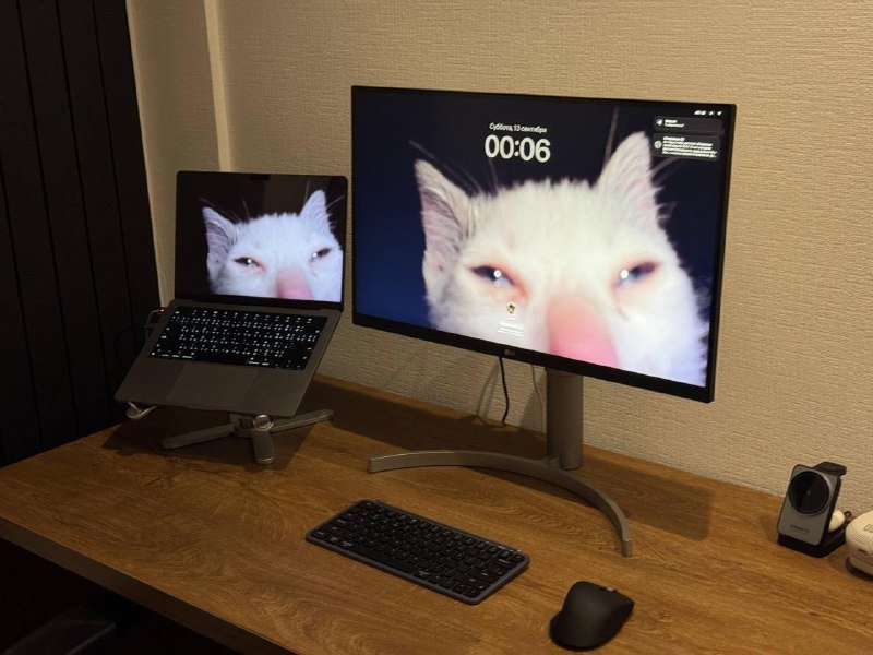 Рабочий стол, монитор LG 27UL650-W, игровое кресло 2E Bushido II 3