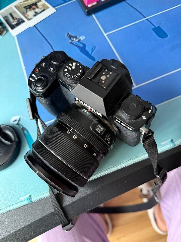 Фотоаппарат Fujifilm X-S10 с объективом и вспышкой 3