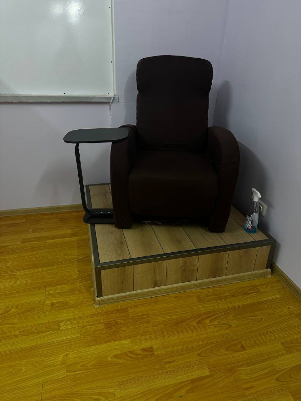 Зеркало, сухожар, комод, стелаж, кресла, столики и подставки 6