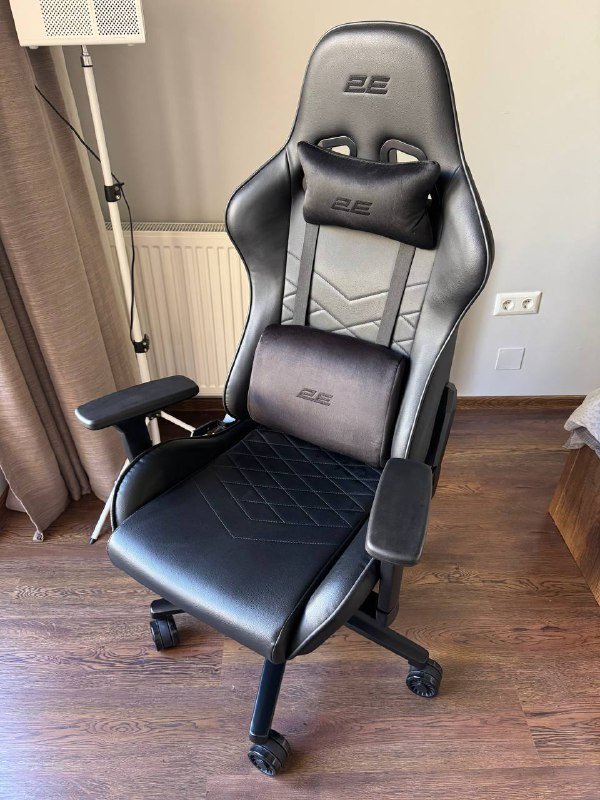 Столы 120x60, компьютерные кресла 2E Bushido и Trust Ruya 3