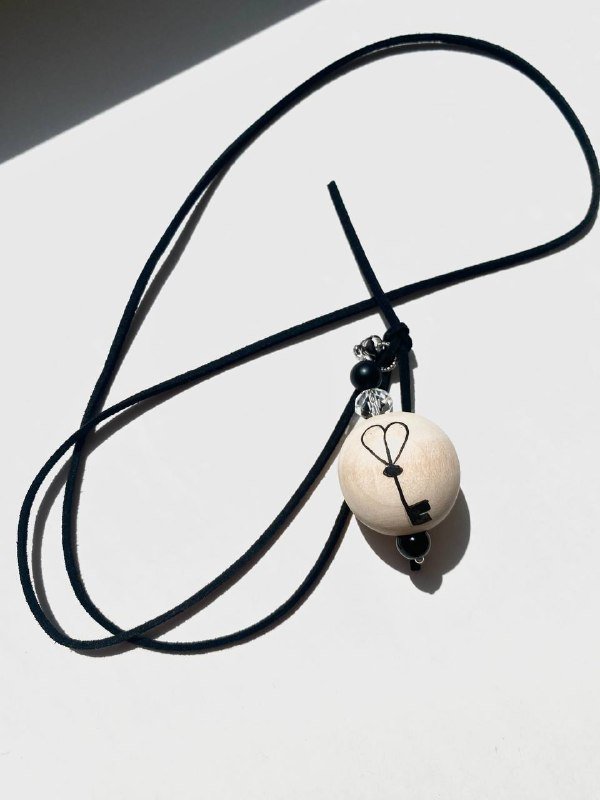 Кулон из дерева с росписью ручной, на кожаном ремешке