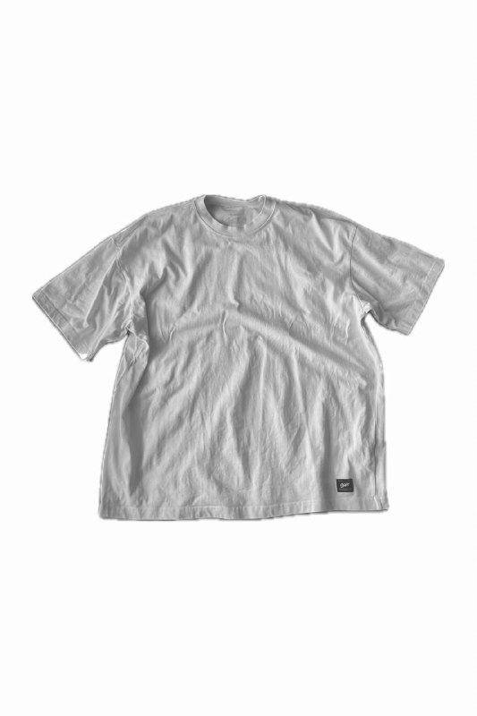 черная водолазка, белая водолазка, белая футболка, спорт штаны, свитер с открытыми плечами, свитер с горлом, джинсы 3