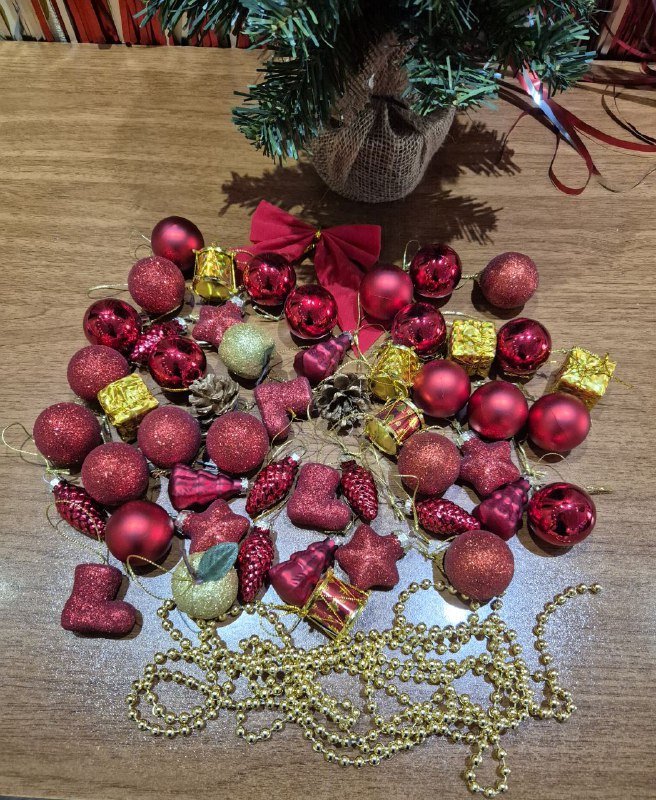 Ёлка с шишками и ягодами, игрушки, гирлянды, венок на дверь 4