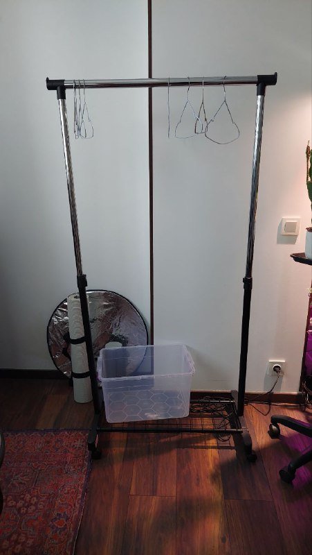 Рейл из юска с полочкой внизу