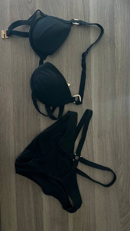 Шляпа, белый топ, черный топ, купальник, топ и юбка, черное худи 4