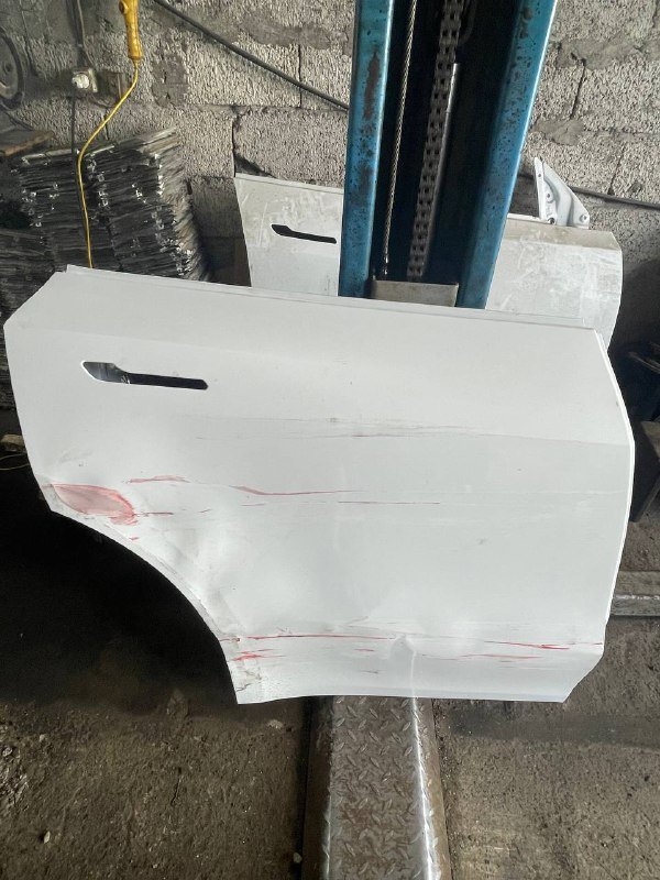 Поврежденная задняя правая дверь Tesla Y белый жемчужный 2